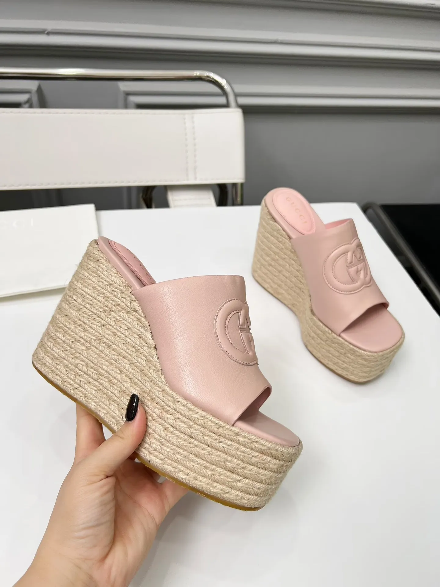 👟👟Ex-factory price 460👟👟 Gucci’s new slippers, fashionable, high-end and full of personality✅ Very stable, comfortable and durable for daily use, convenient and unique for daily matching, a must-have classic for summer, the upper is made of GUCCI brand stitching Fabric: cowhide Lining/feet: sheepskin Platform height: 11cm Color: black, white, brown, burgundy, pink Code number: 35-42 (41 and 42 need to be customized) Packaging: Comes with cloth bag and card.